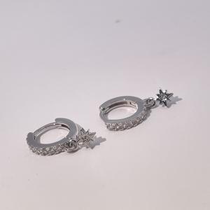 ต่างหูแบบติดหูสำหรับผู้หญิง ดีไซน์คลาสสิกทันสมัยจาก Tianyu Gems ผลิตจากทองเหลืองชุบทอง ประดับด้วยเพชรซิร์คอนและดาวแปดเหลี่ยม - Product Image 1