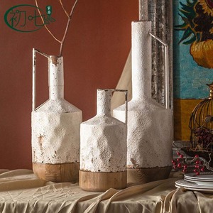 Jarrón de metal rústico con asa para decoración del hogar y arreglos florales - Product Image 1