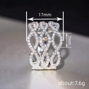 Anello da Donna Ondulato con Pietra Avvolta, Gioiello Moderno per Dita - Product Image 4