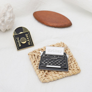 Máy Đánh Chữ Kim Loại Pin Cổ Điển Viết Trâm Cài Quần Áo Ve Áo Pin Huy Hiệu Phim Hoạt Hình Vui Vẻ Men Pin Dropshipping - Product Image 3