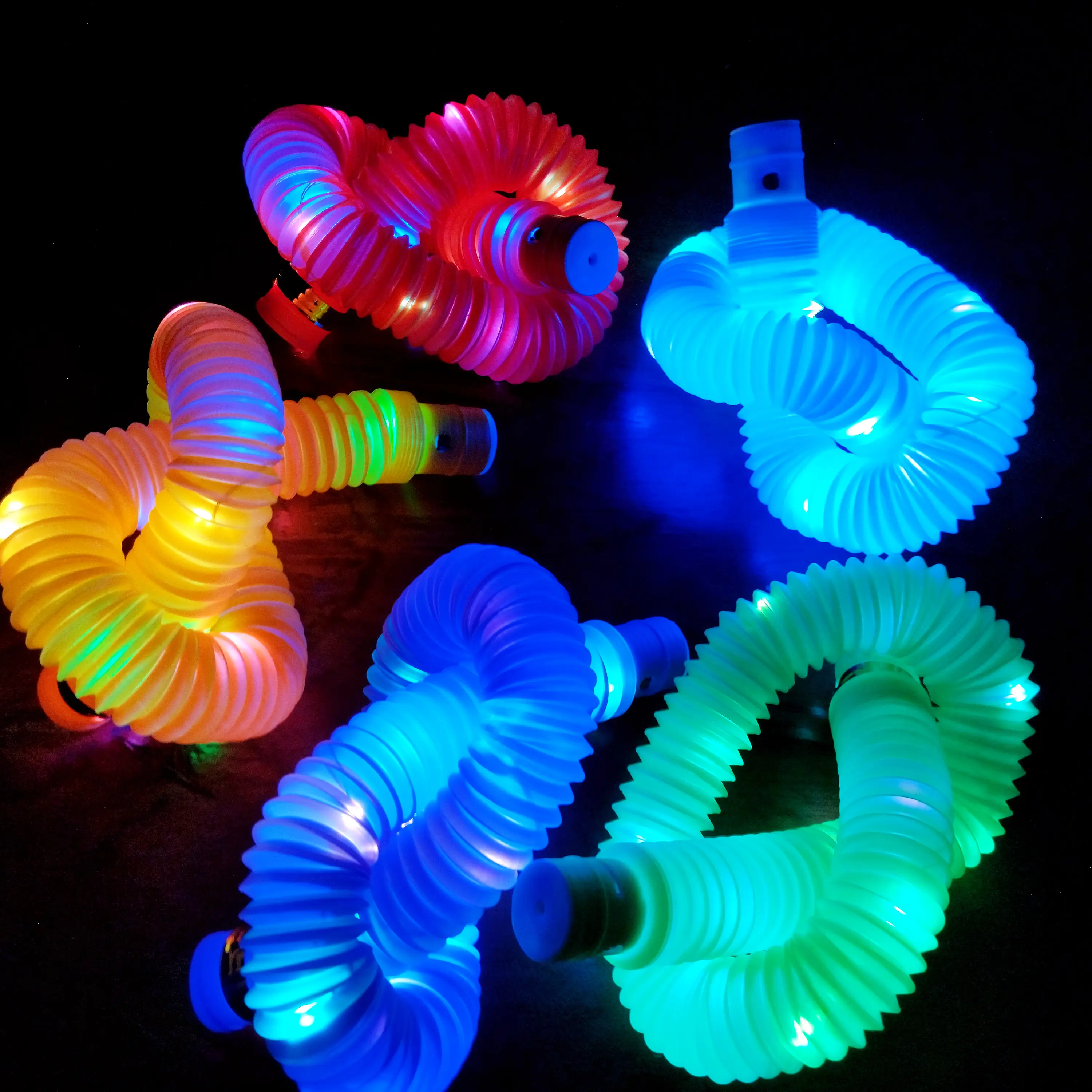 I fantastici giocattoli sensoriali a tubo Pop pieghevole a Led illuminabile impostano i tubi Pop magici con la luce