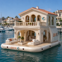 Maison flottante gonflable haut de gamme à double pont avec toit en tuiles, fenêtre en arche et escalier, idéale pour club nautique privé et loisirs aquatiques VIP