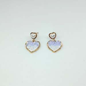 Pendientes de Moda con Forma de Corazón, Chapados en Oro, Acero Inoxidable 316L, Resistentes y Sostenibles, con Detalle de Perla - Product Image 1