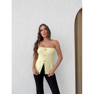 Top corto amarillo sin tirantes de punto con detalle de botones para mujer - Product Image 1