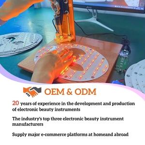 Máscara Facial Vibrante <span class=keywords><strong>LED</strong></span> de <span class=keywords><strong>7</strong></span> <span class=keywords><strong>Colores</strong></span> PAKISS con Diseño de Silicona para Uso Doméstico - Product Image 4