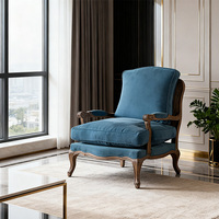 Fauteuil simple de style vintage, cadre en bois clair, coussin en tissu bleu, fauteuil de salon, durable