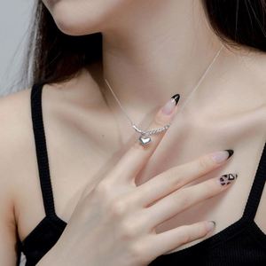 Collier pendentif cœur en argent sterling 925 rhodié style métallique Dylam, bijoux simples pour femmes, vente en gros - Product Image 2