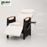 Chaise longue d'extérieur inclinable en rotin PE avec dossier réglable, repose-pieds, table latérale pliable et accoudoirs en bois