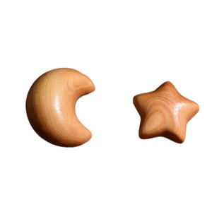 Ciondolo a Forma di Luna con Foro, Charm in Legno Fatto a Mano, Incisione Unica <span class=keywords><strong>su</strong></span> Legno a Forma di Stella e Luna, Regalo per i Propri Cari - Product Image 1
