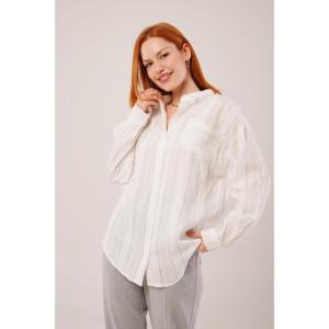 Blusa Elegante para Mujer Lustrin, con Cuello Alto, Detalle de Bolsillo a Rayas, Color Blanco, para Venta al Por Mayor, Disponible en Tallas S, M, L - Product Image 1
