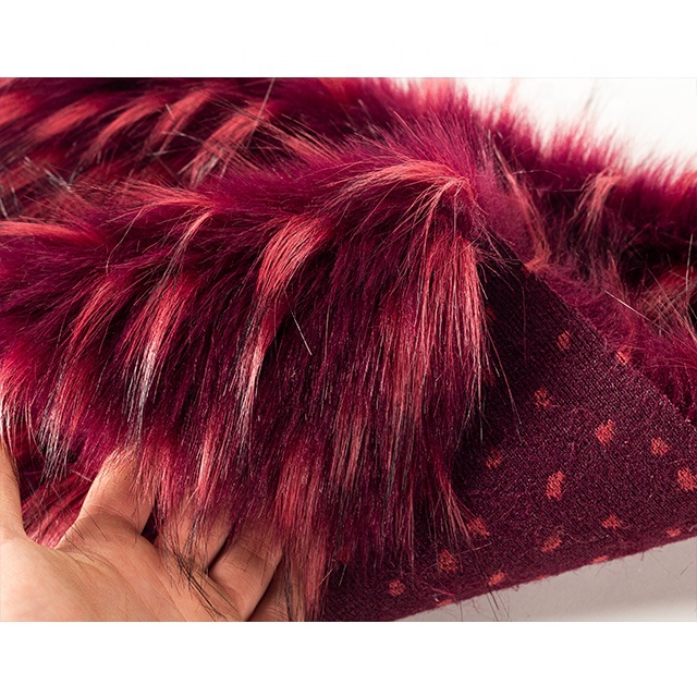 Ткань из искусственного меха енота винного красного цвета высокой плотности оптом