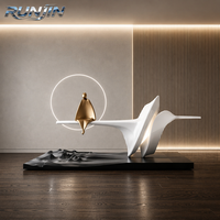 Sculpture Moderne en Métal Grande Figurine Abstraite Ailée Dorée avec Anneau Halo Illuminé en Acier Inoxydable Fabricant Personnalisé