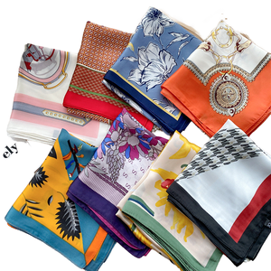 Sciarpa Quadrata in Poliestere Primaverile Multifunzionale con Stampa Serigrafica, Protezione Solare, 70cm, per Donna - Product Image 1