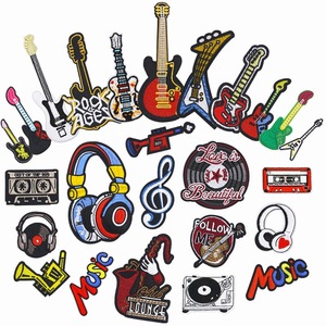 Parches Termoadhesivos Bordados <span class=keywords><strong>de</strong></span> Alta Calidad con Motivos Musicales: Guitarra, Auriculares, Piano, Notas Musicales. Insignia Personalizada para <span class=keywords><strong>Decorar</strong></span> Chaquetas, Sombreros y Mochilas. - Product Image 1