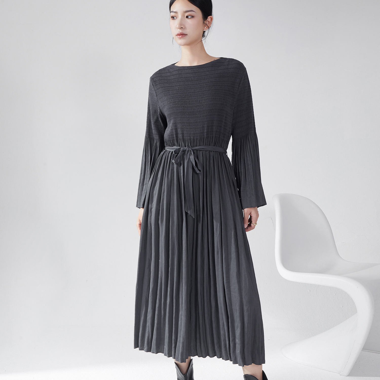 สีเทาเข้ม