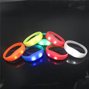 Bracelet LED clignotant en gros, bracelet en silicone promotionnel avec logo personnalisé pour accessoires de fête et de bar - Product Image 3