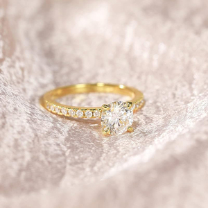 Nuevo <span class=keywords><strong>Anillo</strong></span> <span class=keywords><strong>de</strong></span> Compromiso Solitario <span class=keywords><strong>de</strong></span> Moissanita <span class=keywords><strong>de</strong></span> 8mm y 2CT con Corte Redondo y Engaste <span class=keywords><strong>de</strong></span> Garra, Regalo <span class=keywords><strong>de</strong></span> Aniversario para Parejas Unisex - Product Image 3