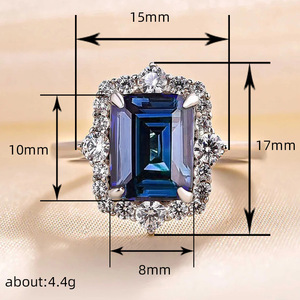 Anello di Lusso con Zircone Blu e Bordo in Imitazione di Giada, Gioiello Unisex alla Moda - Product Image 3