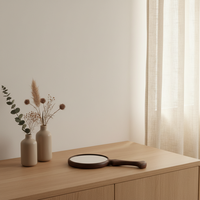 Miroir de maquillage portable moderne en bois avec cadre en aluminium, écran intégré en plastique PET, doublure 100 % coton pour une fraîcheur durable