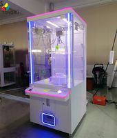 Machine à griffes à pince pour poupées blanches avec cabinet transparent et paiement par carte pour les centres de jeux et les salles d'arcade