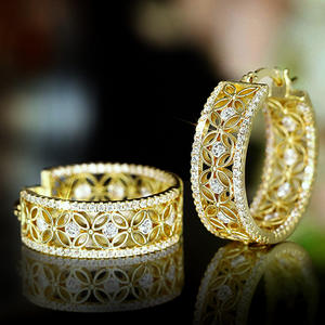 Orecchini a Cerchio Floreali in Oro 18K con Diamanti Naturali Taglio Brillante Rotondo, Gioielli da Sposa, Orecchini Raffinati con Diamanti per Donna - Product Image 3