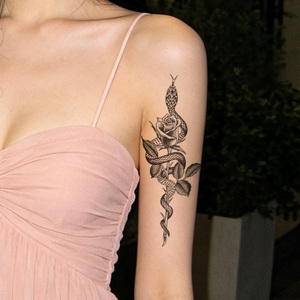 Autocollant de <span class=keywords><strong>tatouage</strong></span> temporaire imperméable avec motifs serpent, fleur, <span class=keywords><strong>rose</strong></span>, logo personnalisable, application sur le <span class=keywords><strong>bras</strong></span>, tenue jusqu'à 1 semaine - Product Image 3
