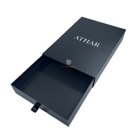 Boîtes à tiroirs en carton rigide noir pour vêtements de luxe personnalisés avec revêtement UV, gaufrage, doublure en éponge et fermeture magnétique
