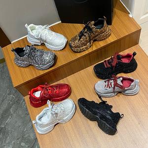 Zapatillas de Moda de Fábrica al por Mayor Colores Personalizables Zapatos de Mujer para Uso Diario Zapatillas Brillantes para Dama - Product Image 2