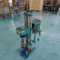 Machine de capsulage semi-automatique pour bouteilles en verre, adaptée aux lignes de production de boissons gazeuses, de bière et d'eau.
