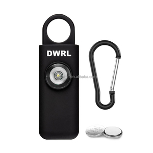 Alarme <span class=keywords><strong>de</strong></span> sécurité personnelle 130 dB avec lumière SOS clignotante - Activation par tirette, 2 piles CR2032, autonomie <span class=keywords><strong>de</strong></span> 1 an, porte-clés <span class=keywords><strong>de</strong></span> sécurité - Product Image 2