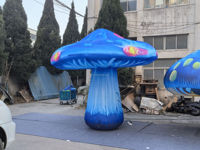 Champignon gonflable bleu coloré sur le thème de l'Alice au pays des merveilles, décoration publicitaire pour parc et jardin