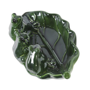 Ciotola in ceramica per l'alimentazione degli uccelli da giardino, decorativa per esterni, con tre rane su un design a ninfea. - Product Image 3