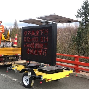 Panneau d'information routière solaire VMS, écran LED monté sur remorque, 5 couleurs, IP65, cadre en aluminium, signalisation d'avertissement pour travaux routiers - Product Image 1