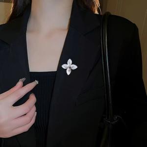 Broche Fleur en Zircon Doux, Épingle de Poitrine Beimu, Mode Française Simple, Tentation Haut de Gamme, Accessoires Féminins de Niche - Product Image 4