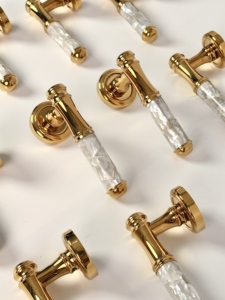 Poignée de porte en <span class=keywords><strong>laiton</strong></span> incrustée de nacre de luxe, finition or PVD, style français, levier de porte intérieur silencieux pour villa, hôtel, OEM personnalisé - Product Image 6