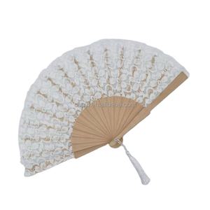 Éventail en dentelle blanche avec baleines en bois pour mariage et fête - Product Image 1