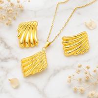 Parure de bijoux tendance pour femme en acier inoxydable plaqué or 18 carats avec pendentif géométrique texturé et boucles d'oreilles clous pour soirée