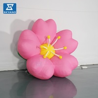 Installation artistique personnalisée de fleurs de kapok gonflables suspendues, modèle floral gonflable pour la décoration de scène et d'événements en extérieur