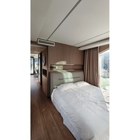 Maison capsule moderne modulaire de luxe en acier léger, écologique, entièrement meublée avec salle de bain et cuisine, pour usage en station balnéaire