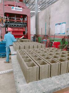 Máquina Hidráulica para Fabricar Ladrillos Qt18-15, de Uso Industrial, para Producción de Ladrillos de Pavimento, Totalmente Automática, de Cemento - Product Image 2