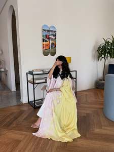 Abaya Aperta Hafizah Bicolore con Ricamo Floreale, Kimono Modesto Islamico Rosa e Giallo con Sciarpa - Product Image 3