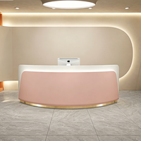 Bureau de réception incurvé minimaliste sur mesure avec base dorée et éclairage LED encastré pour salon de beauté, spa, clinique