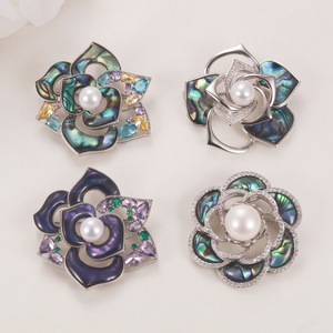 เข็มกลัดรูปดอกคามิลเลียสำหรับผู้หญิงจาก Zhuji Jewelry Wholesale ประดับเปลือกหอยมุกอะบาโลน ป้องกันแสง ประดับมุกน้ำจืด รูปทรงเข็มกลัดสำหรับงานแต่งงาน - Product Image 2