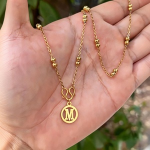 Vente en gros usine : Collier et boucles d'oreilles unisexes personnalisés en acier inoxydable plaqué or, avec chaîne à perles sportives et pendentif simple à 26 lettres - Product Image 1