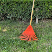 Râteau à feuilles en plastique multi-usages, léger, avec manche en bois, pour l'entretien des jardins et des pelouses à la maison, outils de nettoyage toutes saisons