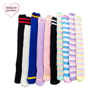 Chaussettes japonaises épaisses en polaire corail au-dessus du genou, chaudes, pour femmes, à rayures, à pois, unies