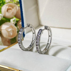 Orecchini a Cerchio in Oro Bianco con Cristalli Rotondi Incastonati a Canale per Donna, Stile Classico da Festa, Gioielli in Lega Placcata Rodio - Product Image 4