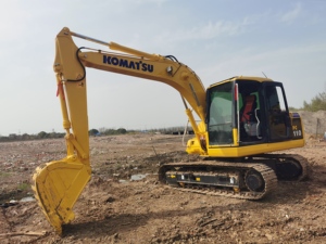 Excavatrice sur chenilles hydraulique Komatsu PC110 d'occasion, 11 tonnes, d'origine japonaise, avec moteur diesel puissant pour la construction - Product Image 1