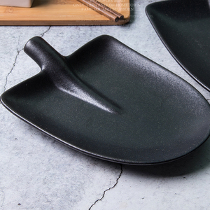 <span class=keywords><strong>Assiette</strong></span> plate en céramique noire abstraite givrée en forme de pelle pour snacks de steak, idéale pour hôtels et restaurants - Product Image 3