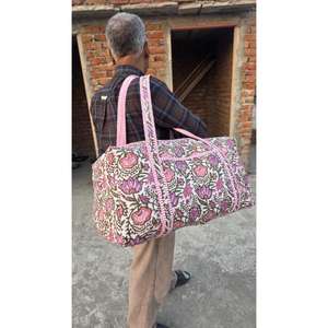 Bolsa de Viaje Acolchada de Algodón, Hecha a Mano, Elegante, Ligera, Duradera, con Estampado Tradicional, Perfecta para Viajes de Fin de Semana - Product Image 6